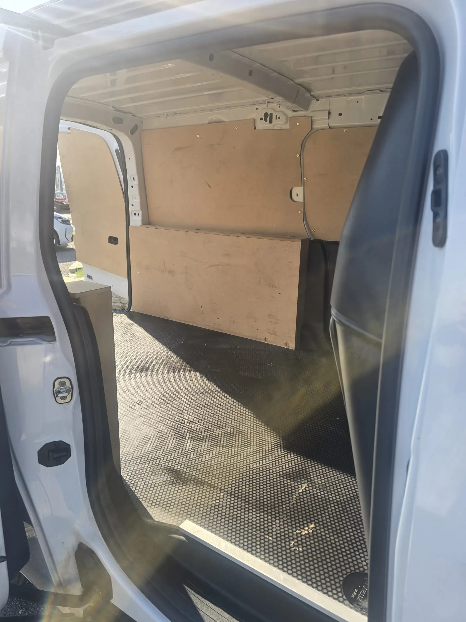 Peugeot Partner 2024 - rear-seats photo 9