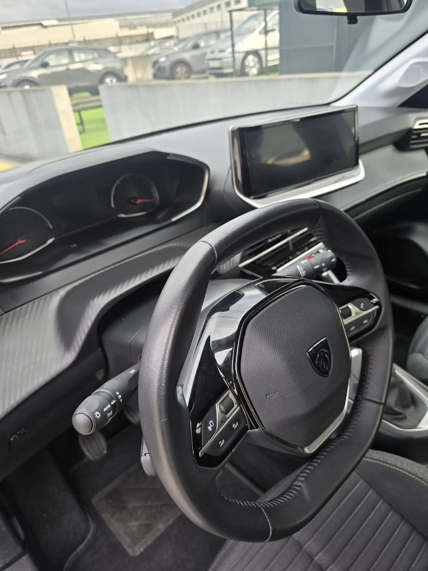 Peugeot 208 2024 - driver-seat photo 6