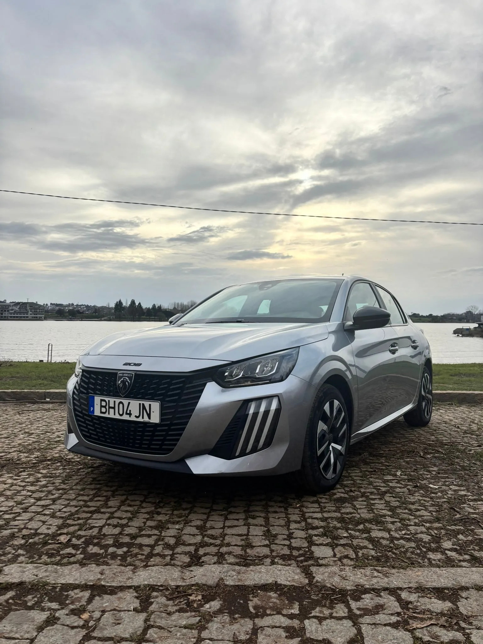 Peugeot 208 2024 - front-right photo 1