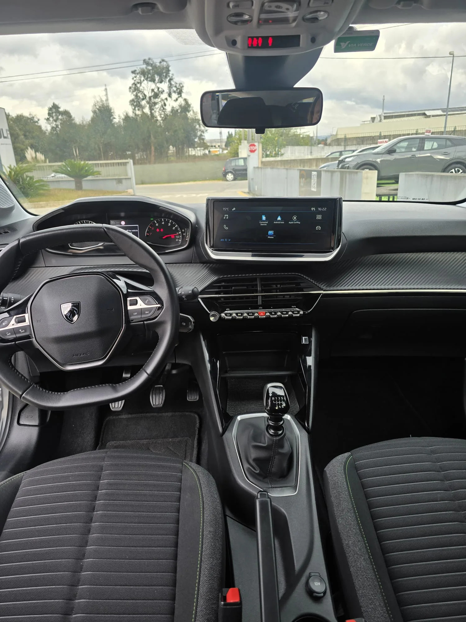 Peugeot 208 2024 - driver-seat photo 9