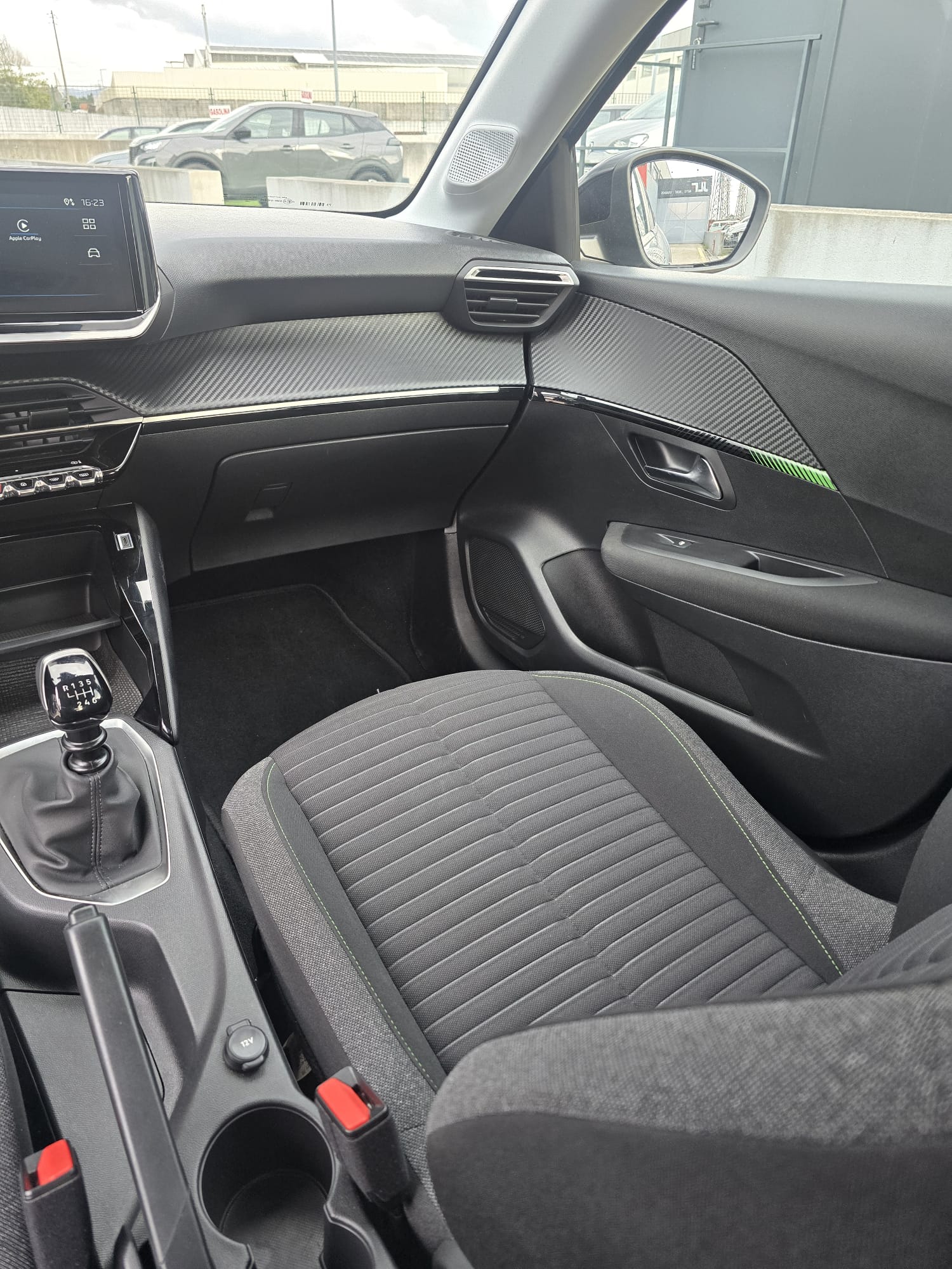 Peugeot 208 2024 - front-passenger photo 10