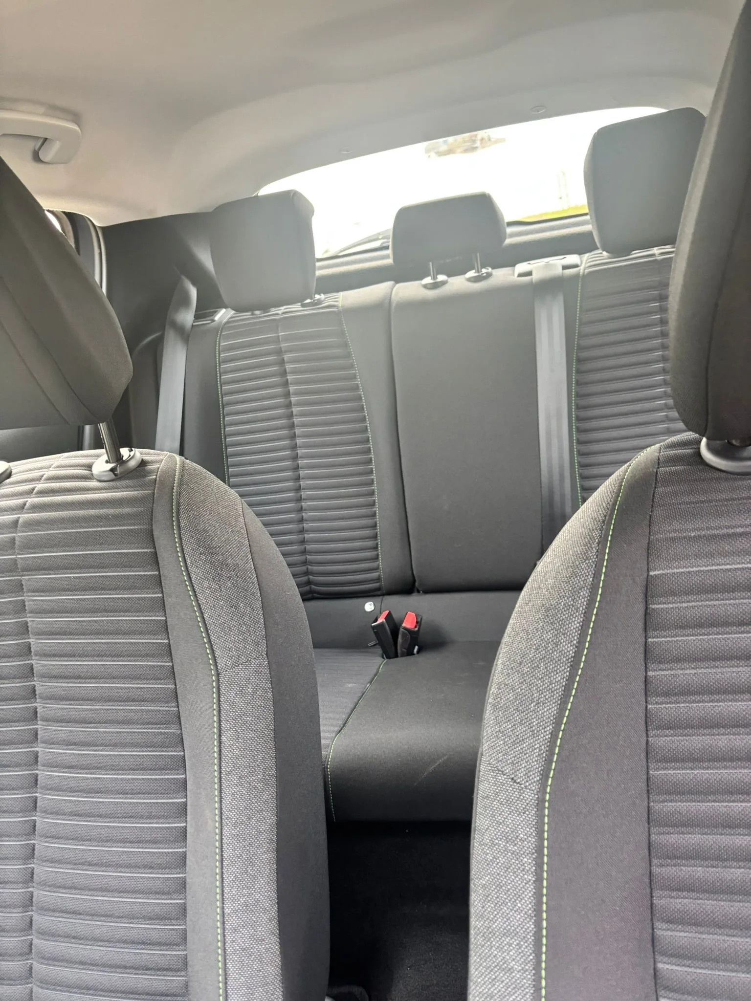 Peugeot 208 2024 - rear-seats photo 11