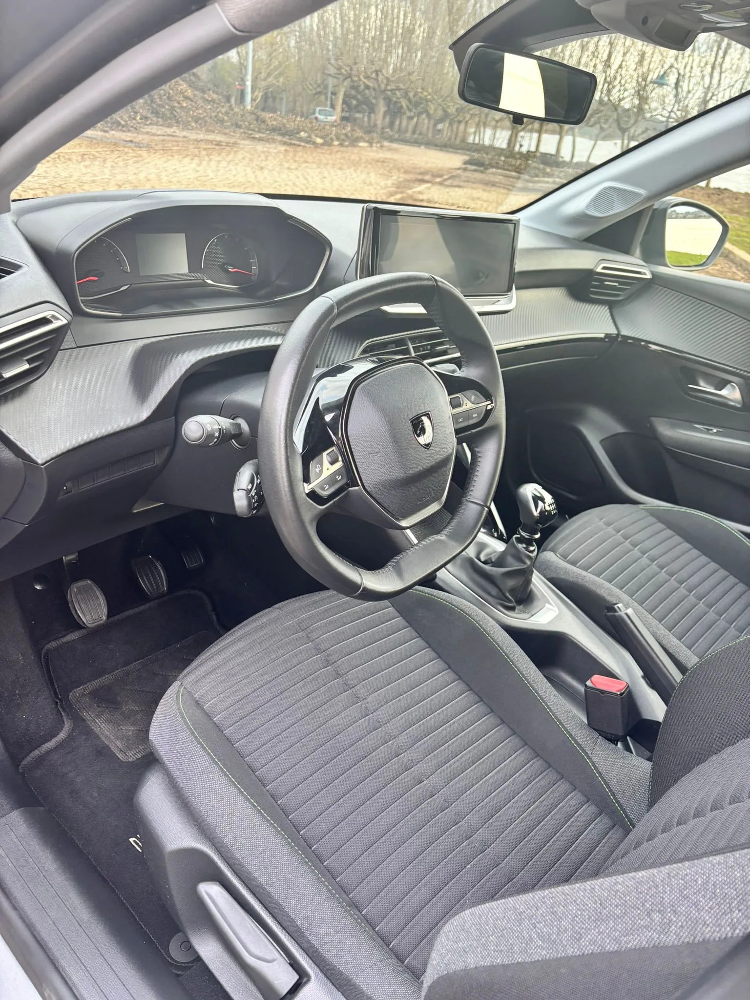 Peugeot 208 2024 - driver-seat photo 5