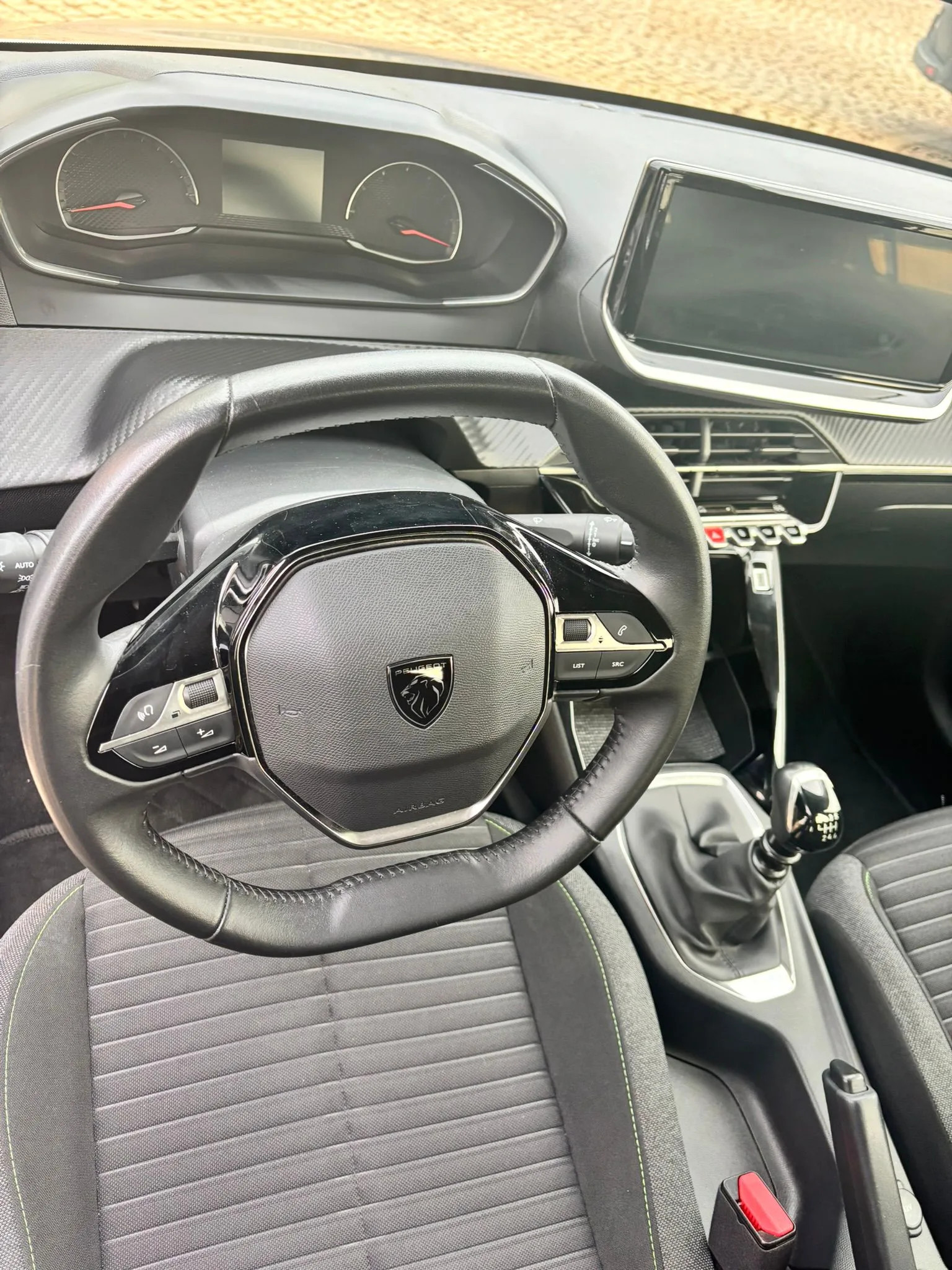 Peugeot 208 2024 - driver-seat photo 4