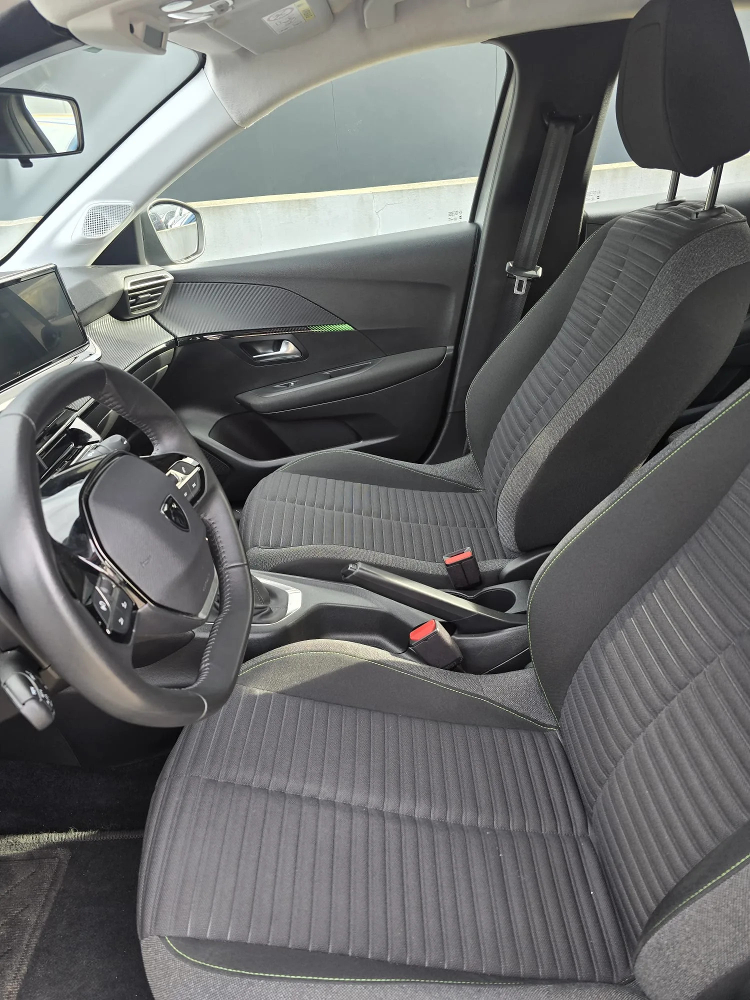Peugeot 208 2024 - driver-seat photo 8