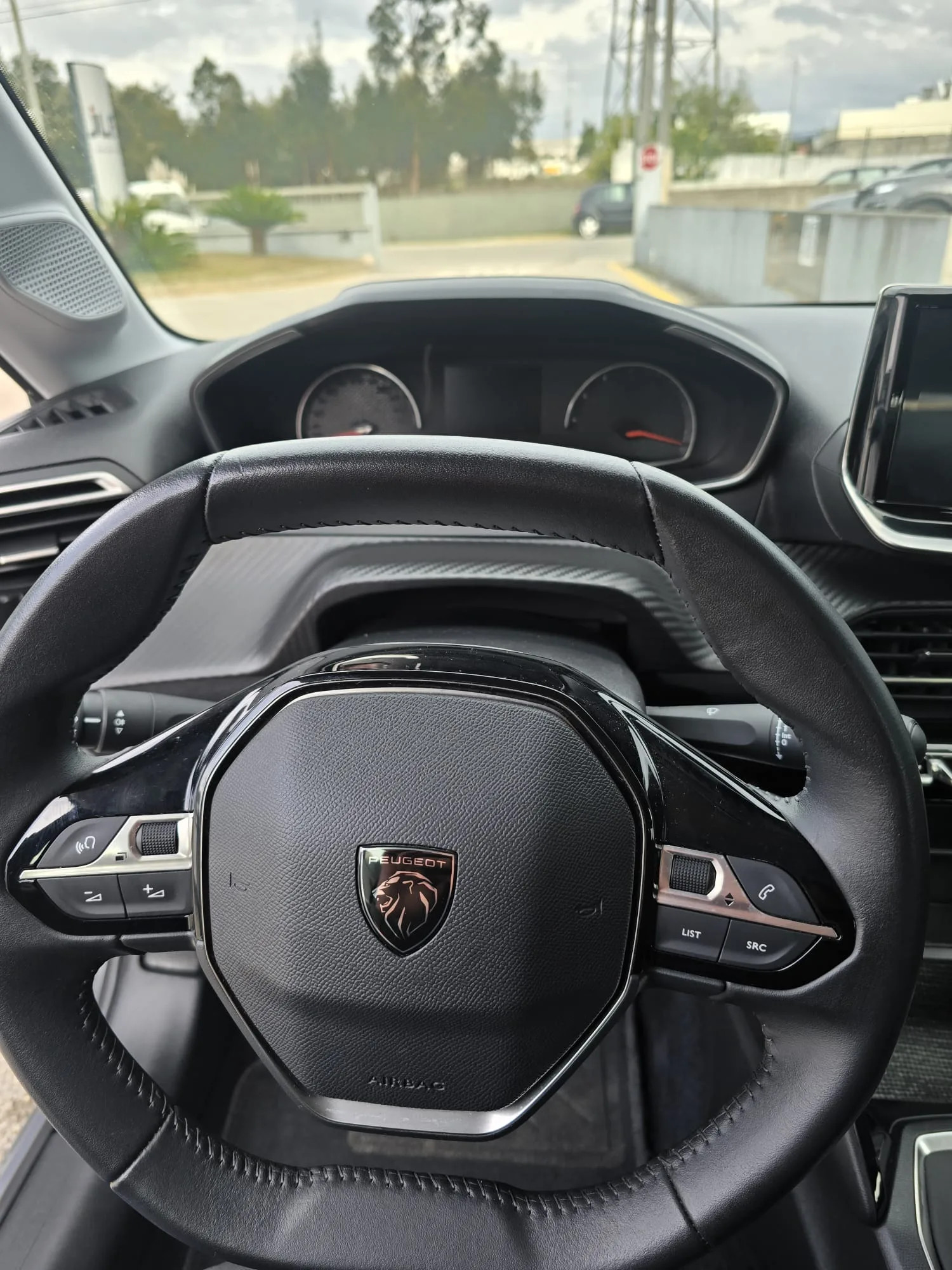 Peugeot 208 2024 - driver-seat photo 7