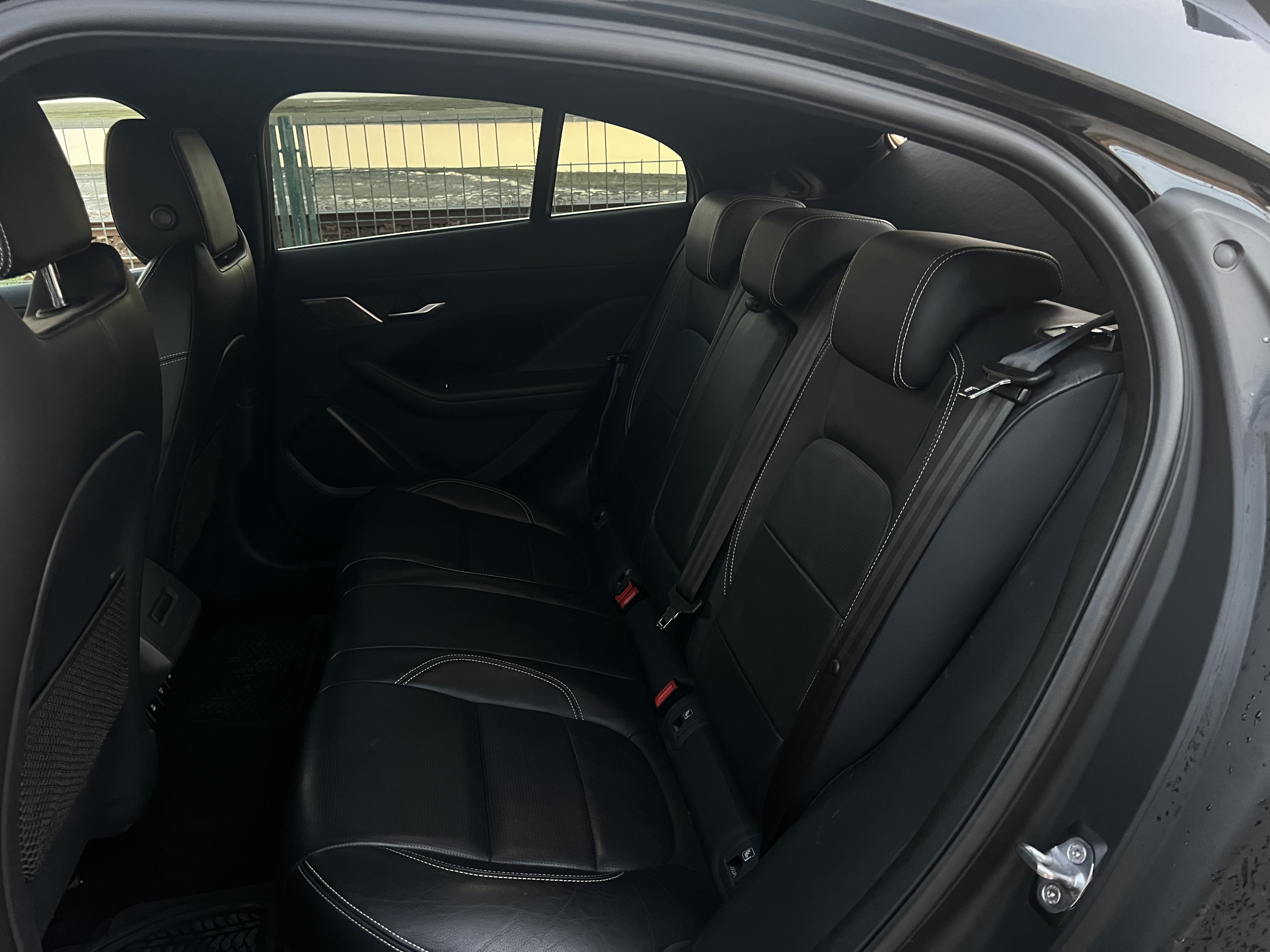 Jaguar I-Pace 2019 - rear-seats photo 4
