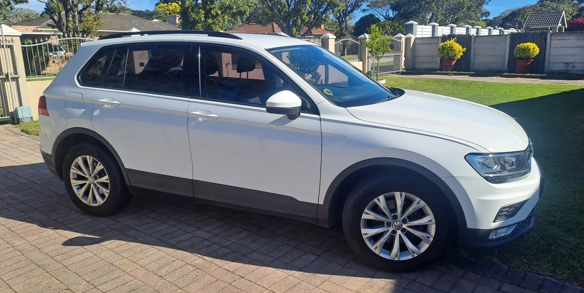 Volkswagen Tiguan 2017 - front-right photo 1
