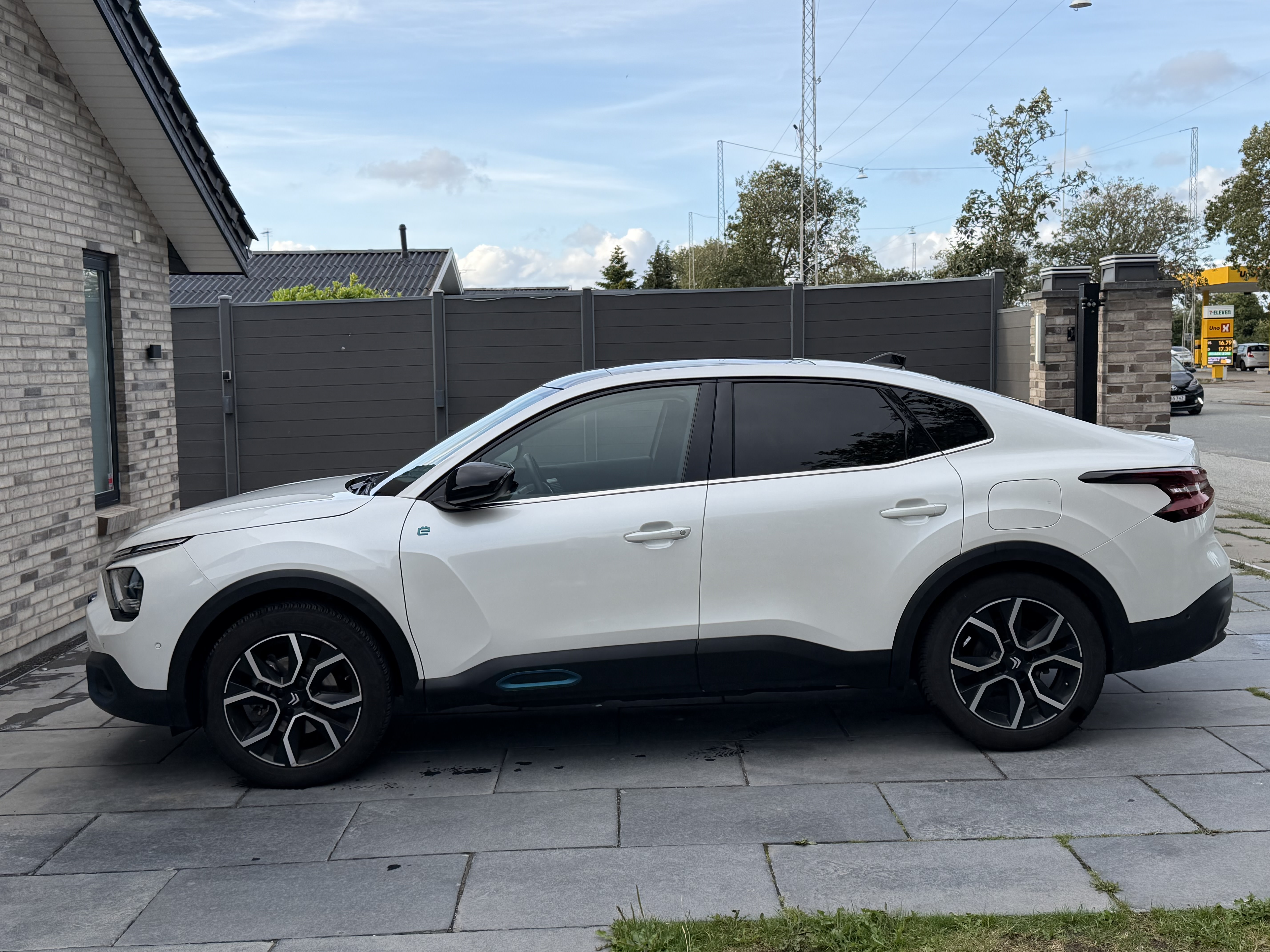 Citroën ë-C4 X 2023 - left-side photo 2