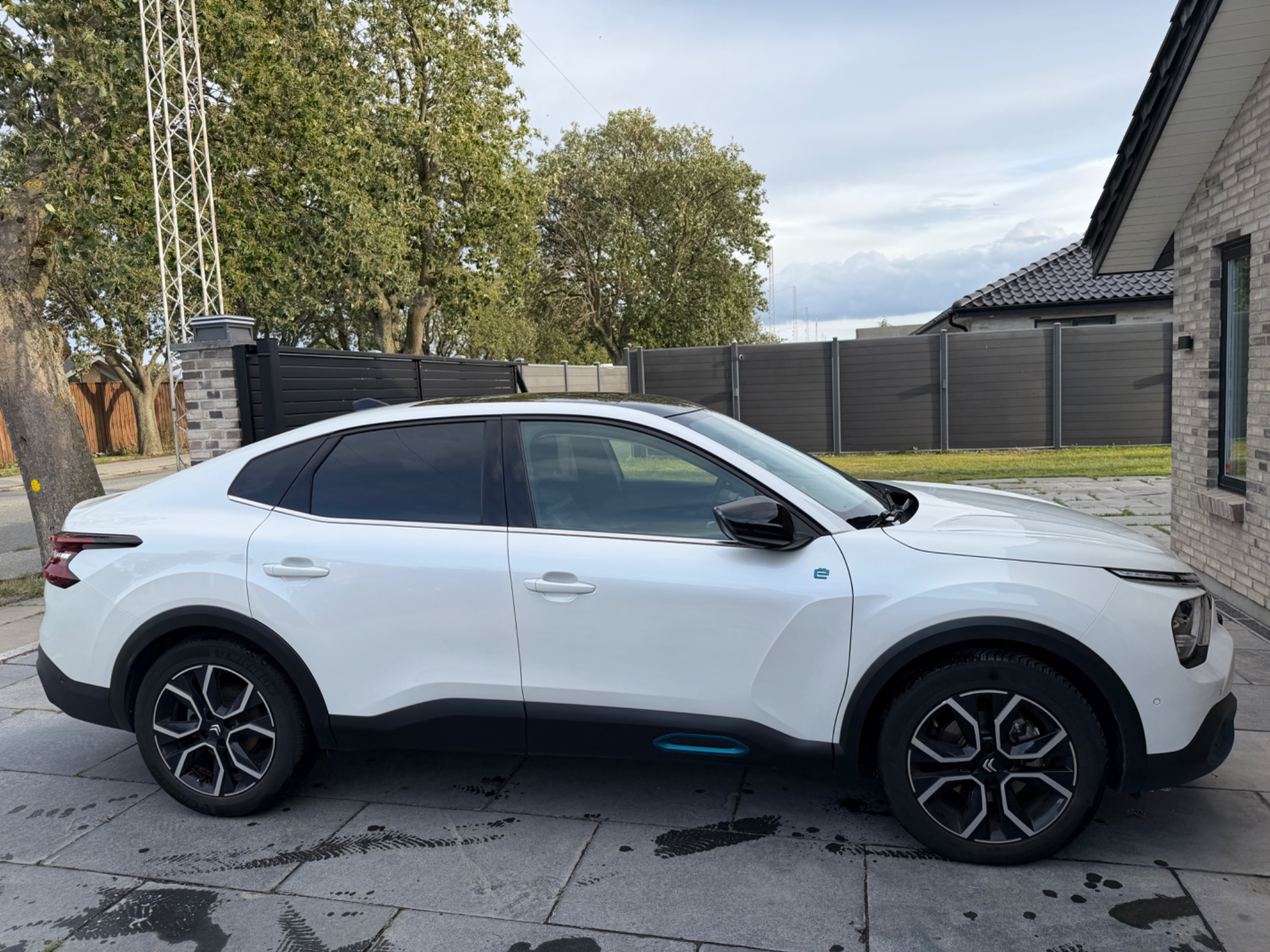 Citroën ë-C4 X 2023 - left-side photo 1