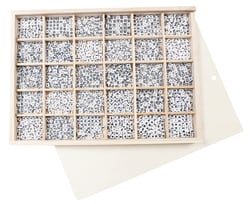 Bokstav-og tallperler i trekasse med lokk