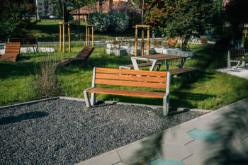 BEVEL medium benk med rygg