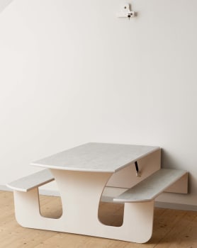 Vegghengt bord med benk 140 x 70 cm. med akustikklinoleum