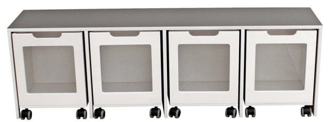 Milas benk m/4 glasskasser på hjul med laminat på topplaten