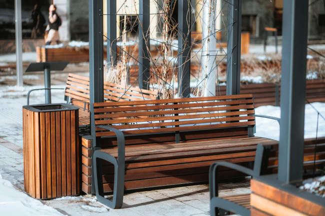 TRAPO medium benk med rygg og armlene