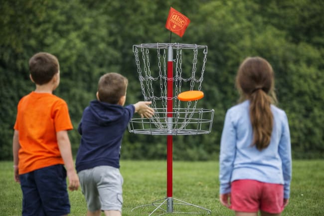 Frisbeegolfkurv med discer – komplett startsett for skole, barnehage og uteområde