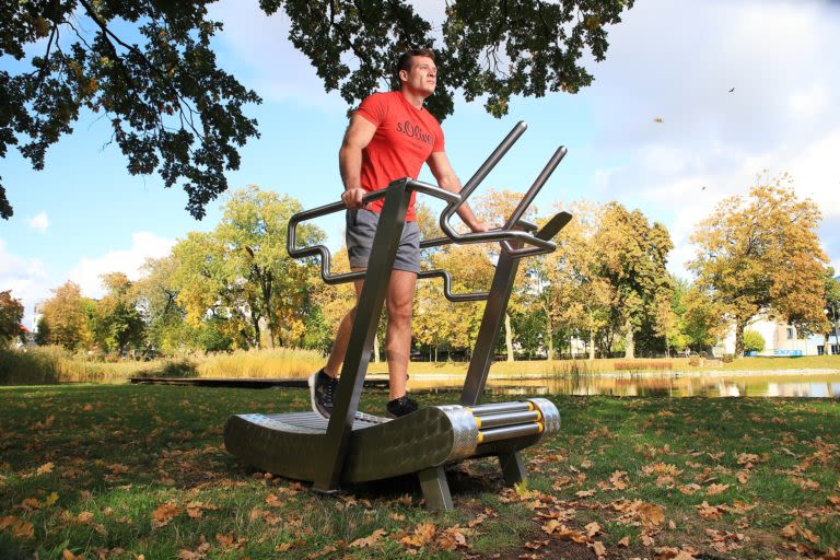 iGreenMill tredemølle i rustfritt stål – værbestandig, vedlikeholdsfri og designet for utendørs bruk i hage, terrasse eller utegym.