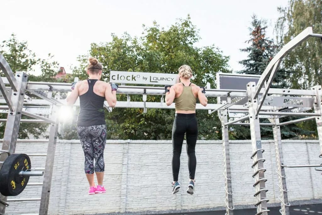 Clock-serien tilbyr funksjonelle treningsapparater for utendørs bruk, tilpasset både nybegynnere og erfarne utøvere. Kompatibel med utstyr som TRX, Stroops og Vipr.