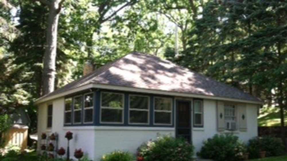 Cozy Vineyard Lake Cottage Irish Hills Michigan