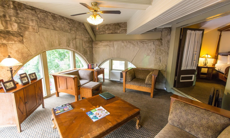 1905 Basin Park Hotel