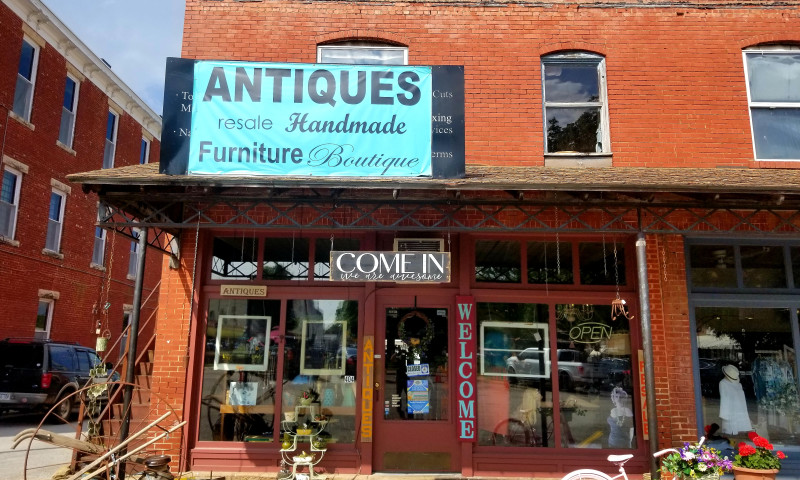 Antiques on the Square (Ozark Farm Girls / Vagabond Vintage 1964)