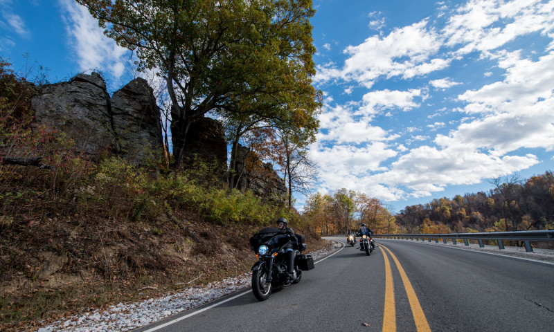 A motorcycle tour along the Growl and Lasso - Bear Creek Growl