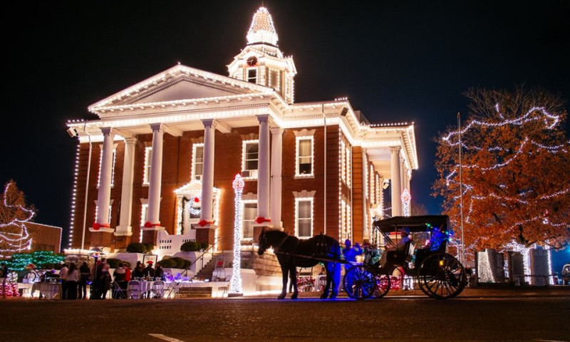 Jonesboro Christmas Parade 2022 Horses Paris Trail Of Holiday Lights | Paris, Ar | Arkansas.com