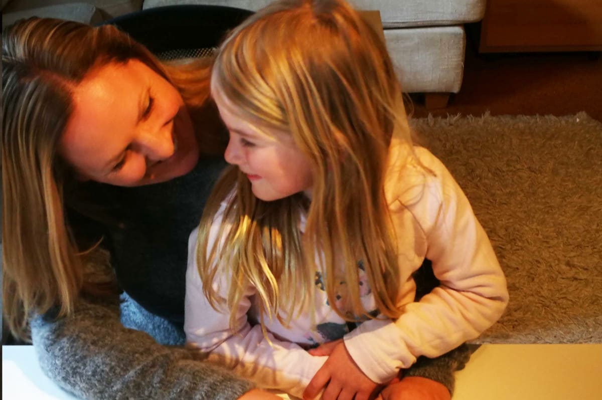 Bilde av Christina med datteren Marie, fotokred til Victoria Kjær Seime