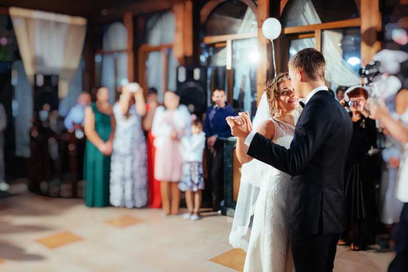 How to make a slideshow for wedding rehearsal dinners