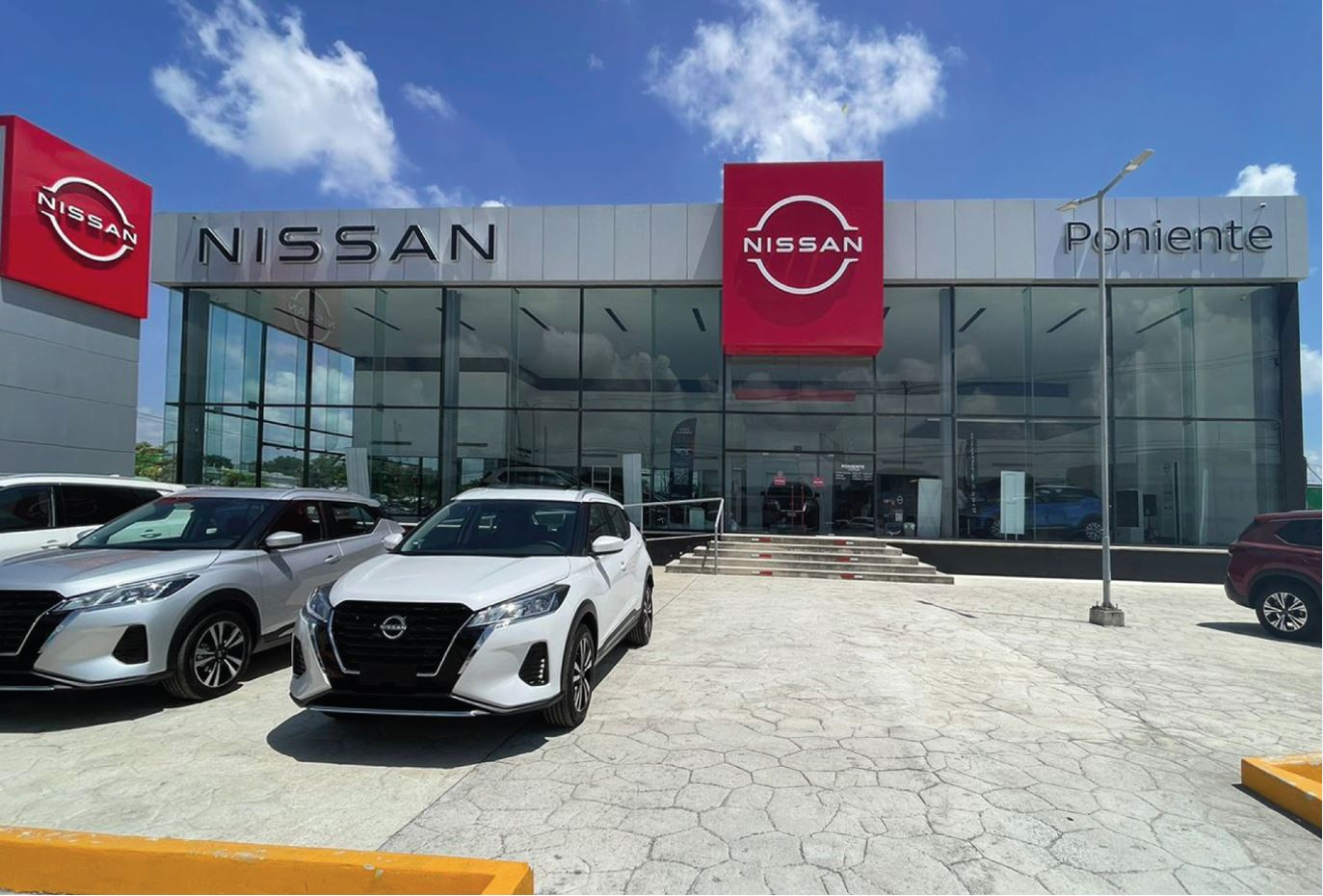 Nissan Poniente