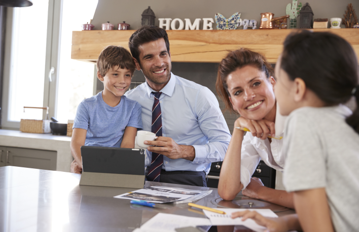 parents-helping-children-with-homework-before-P67M4KX_Crop parents-helping-children-with-homework-before-P67M4KX_Crop