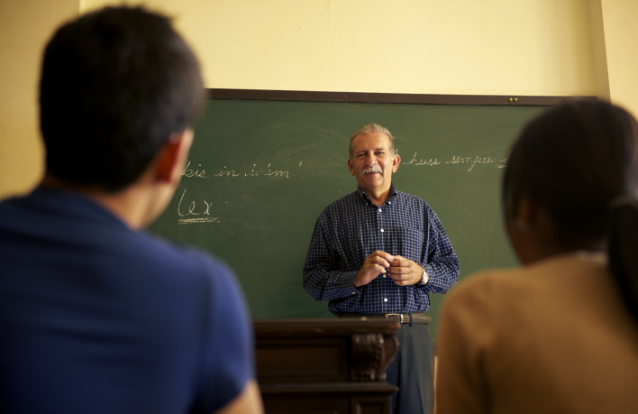 school-people-professor-talking-to-students-P84PG4Y_Crop school-people-professor-talking-to-students-P84PG4Y_Crop