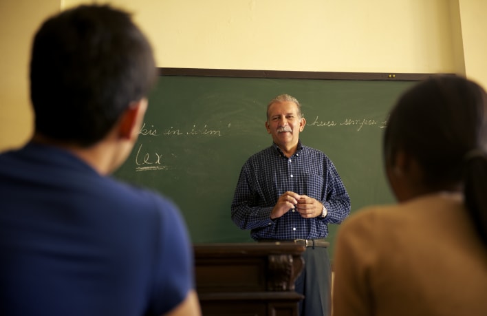 school-people-professor-talking-to-students-P84PG4Y_Crop school-people-professor-talking-to-students-P84PG4Y_Crop