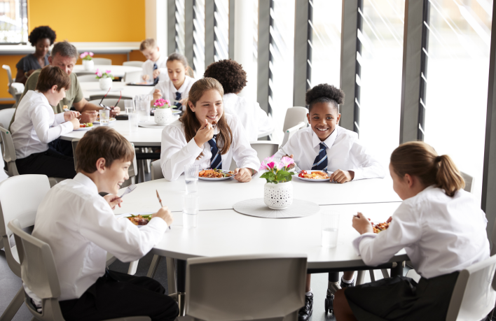 group-of-high-school-students-wearing-uniform-AQHSNK3_Crop group-of-high-school-students-wearing-uniform-AQHSNK3_Crop