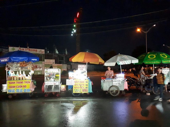 (Nguồn: sinhvienplus.vn) các hàng quán xe đẩy với các món ăn vặt