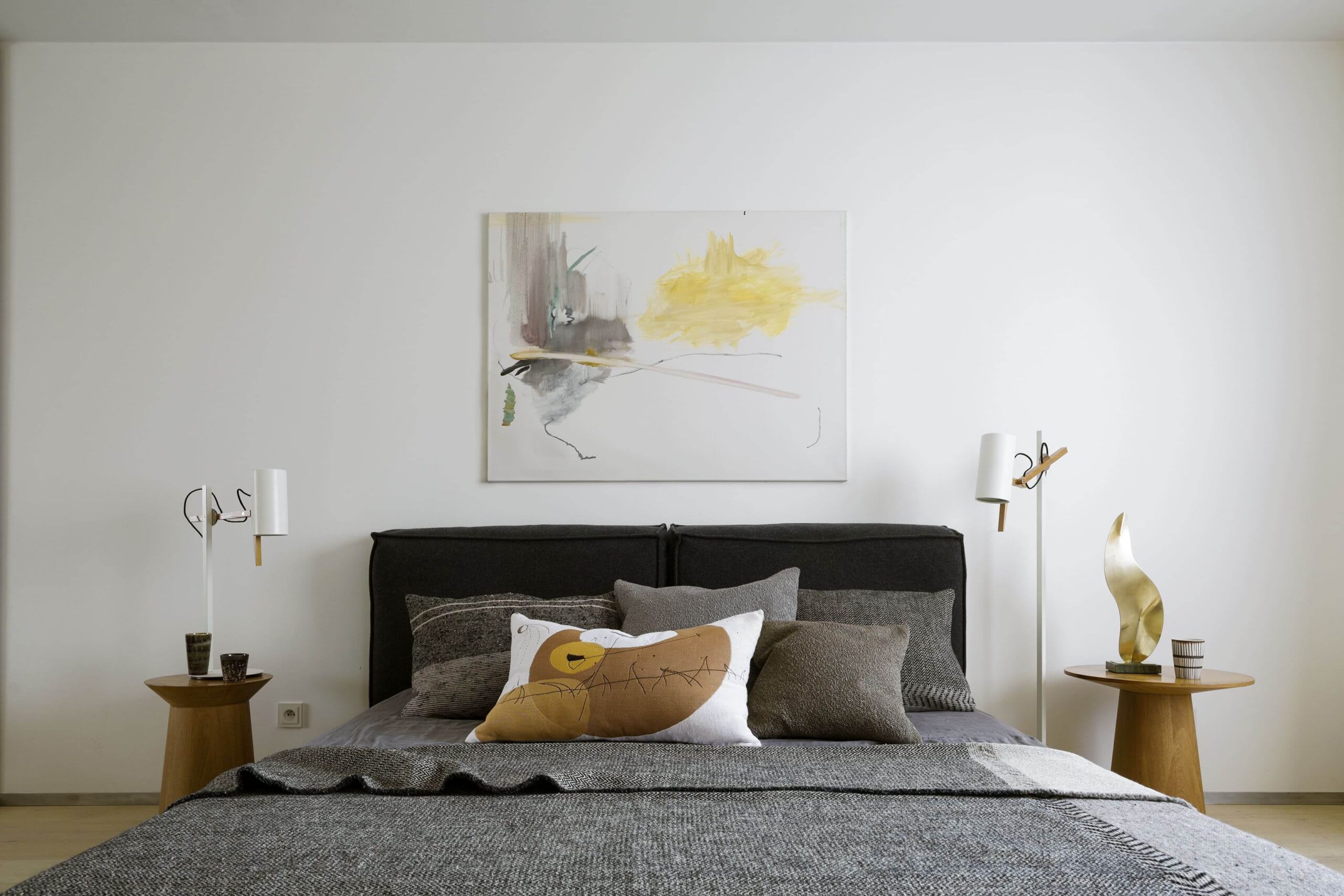 Sypialnia apartamentu w Krakowie z ponadczasową bazą i sztuką