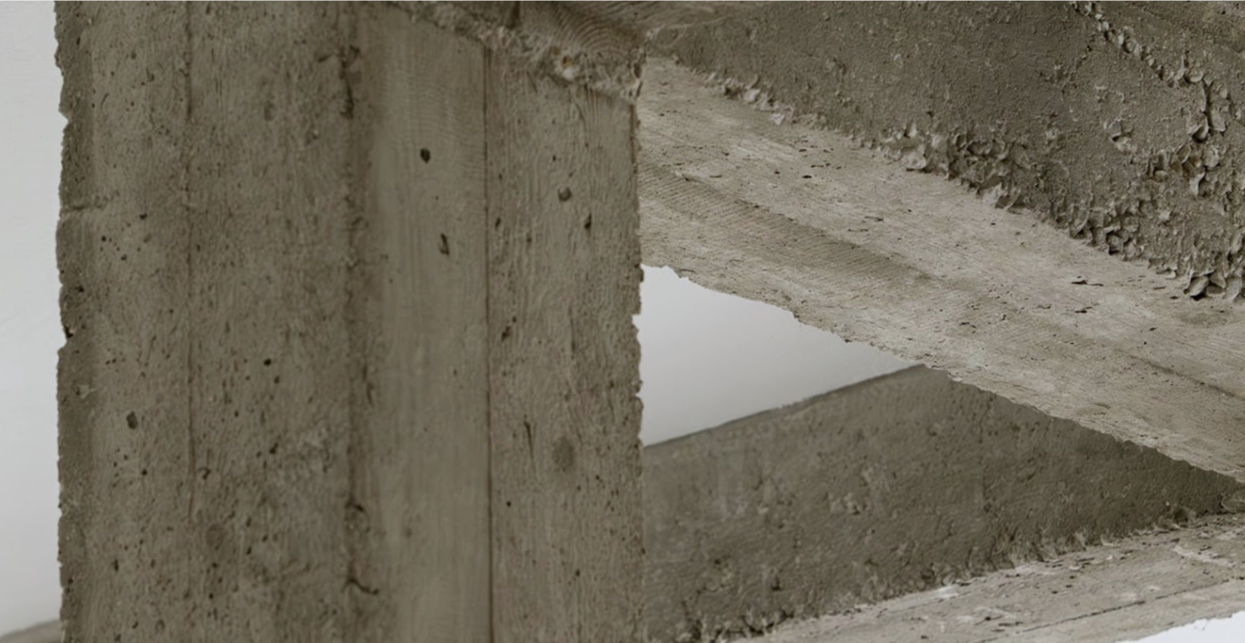 Surowy detal betonowej konstrukcji — architektura przed decyzją