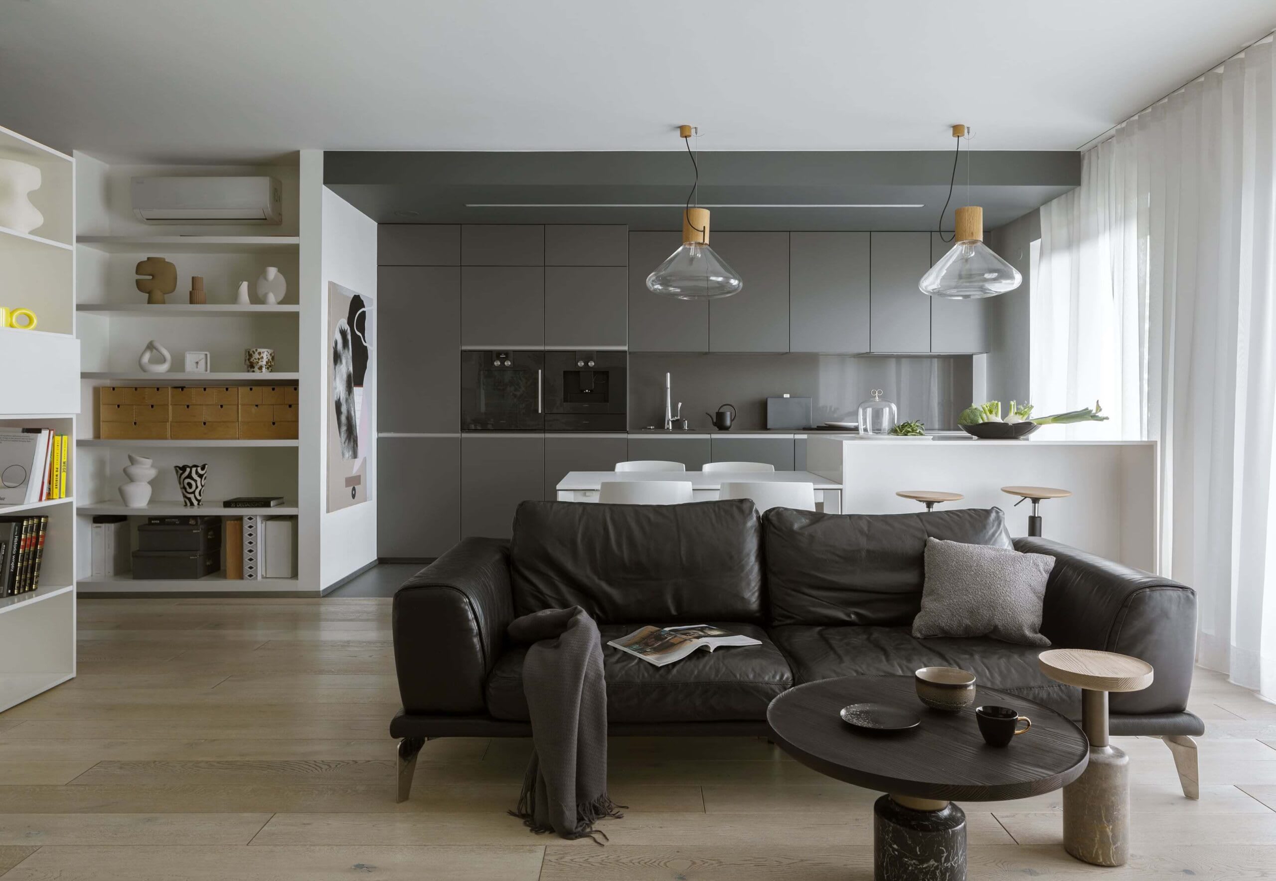 Spokojny salon apartamentu w Krakowie zaprojektowany przez Minimoo