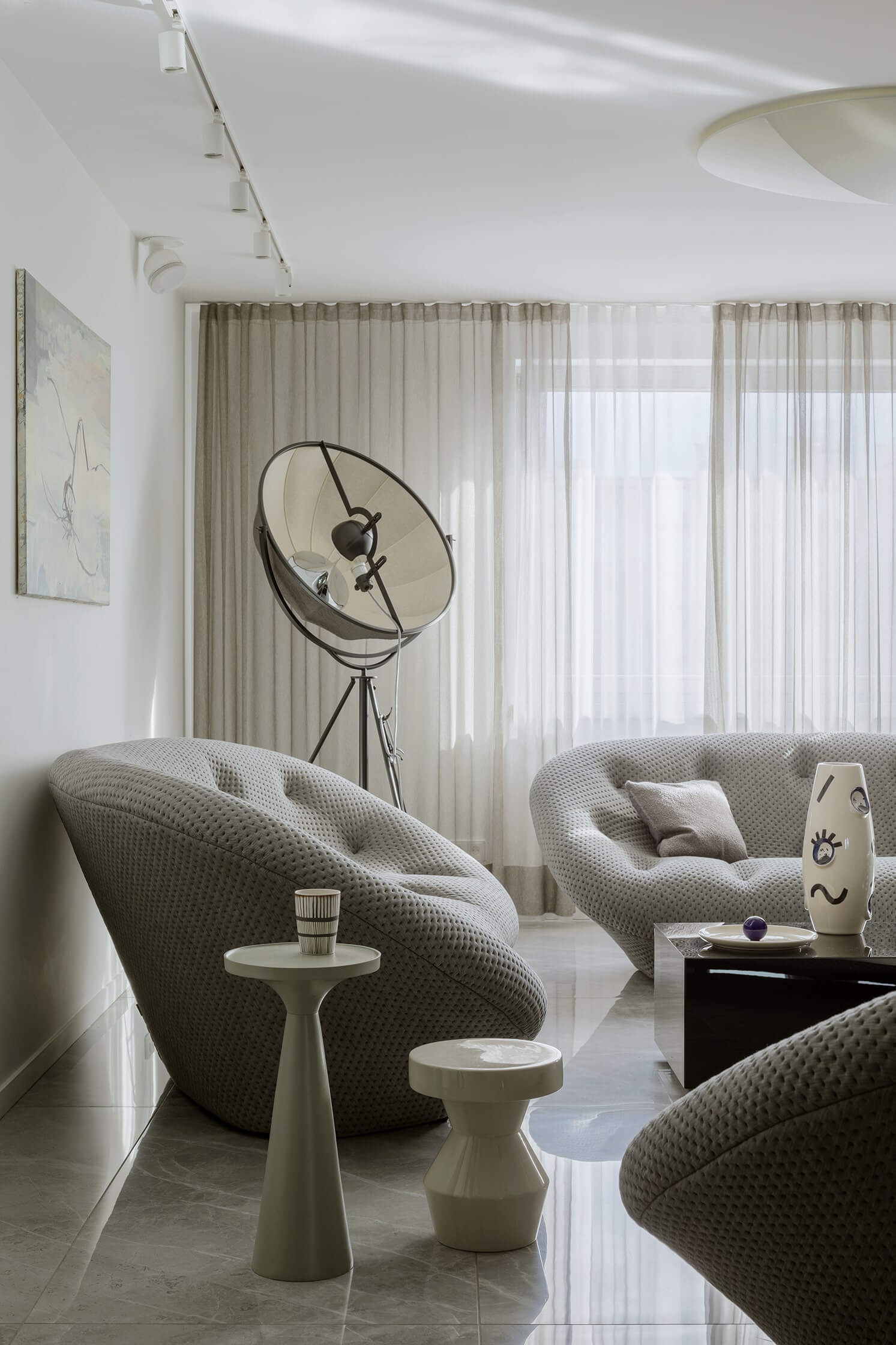 Dwupoziomowy apartament z widokiem na Kraków — dopracowana koncepcja wnętrza