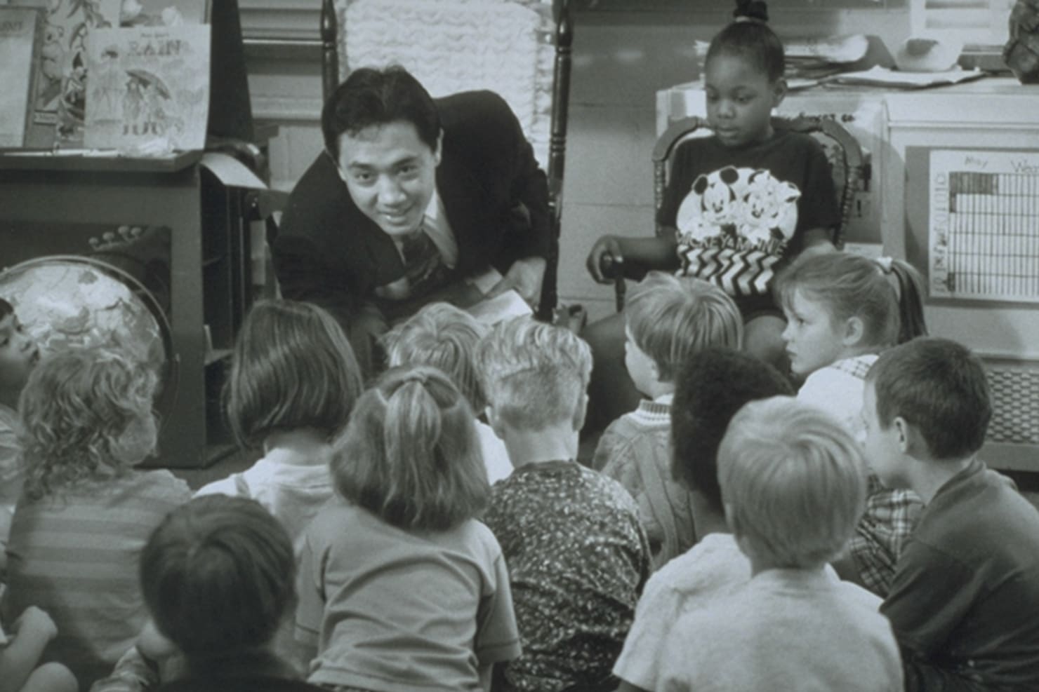 Eiji Oue talking to children in a classroom