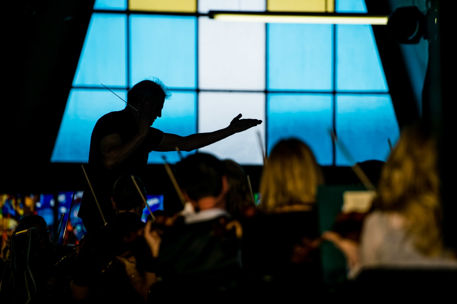 Vänskä leading a rehearsal at the Regina Mundi Church in Soweto, South Africa, in August 2018.