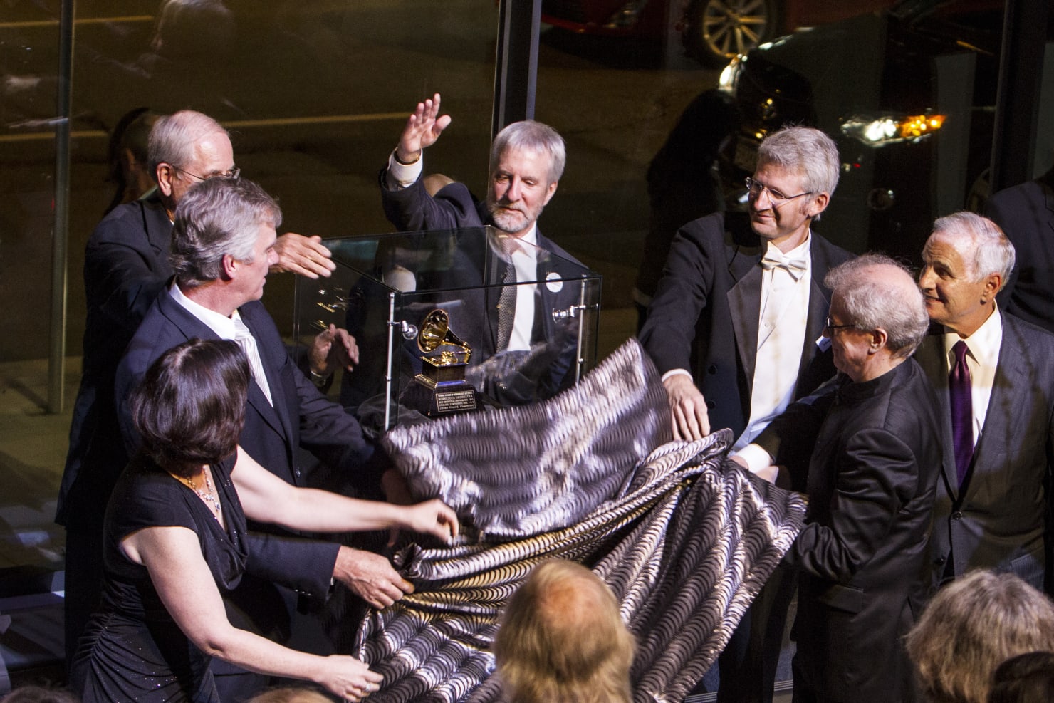 Vänskä and leaders from the Orchestra and community unveiling the Orchestra’s first Grammy Award for Best Orchestral Performance in September 2014. 