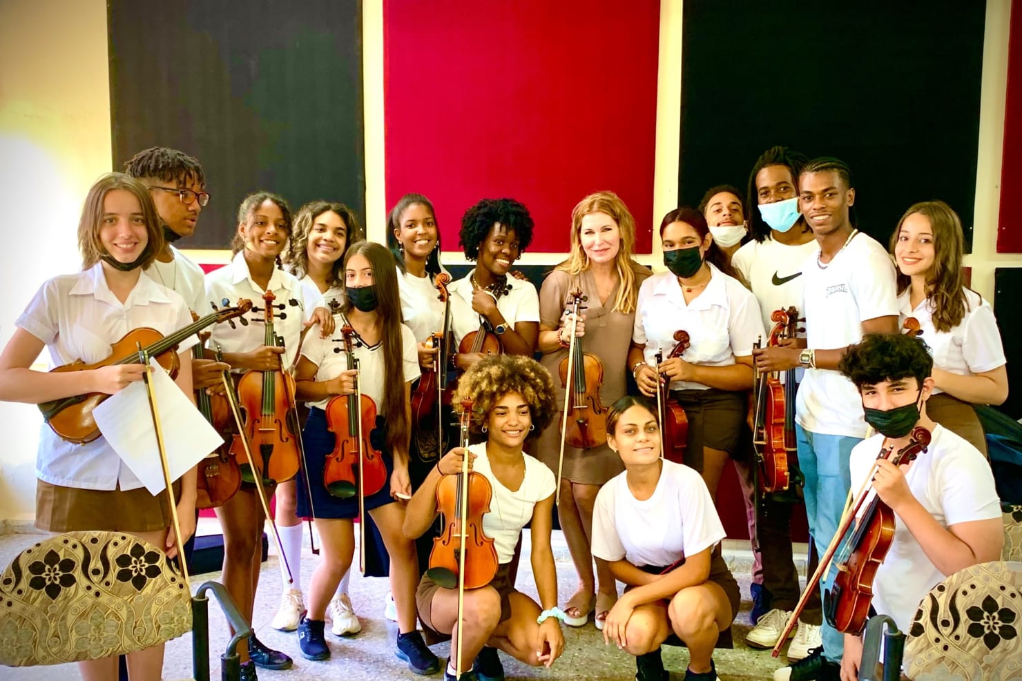 Milana Elise Reiche with string students at the Conservatorio Amadeo Roldán.