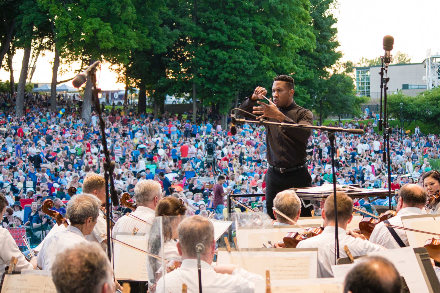 The Minnesota Orchestra, conducted by Roderick Cox, at the Hilde Performance Center for Music in 2017.