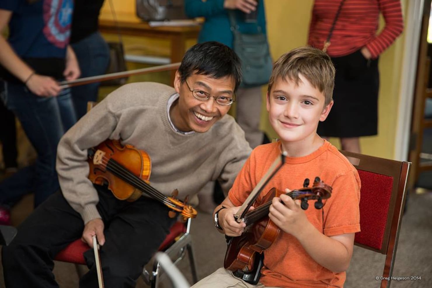 Taichi Chen with a young violin student at the Headwaters School of Music and the Arts in Bemidji