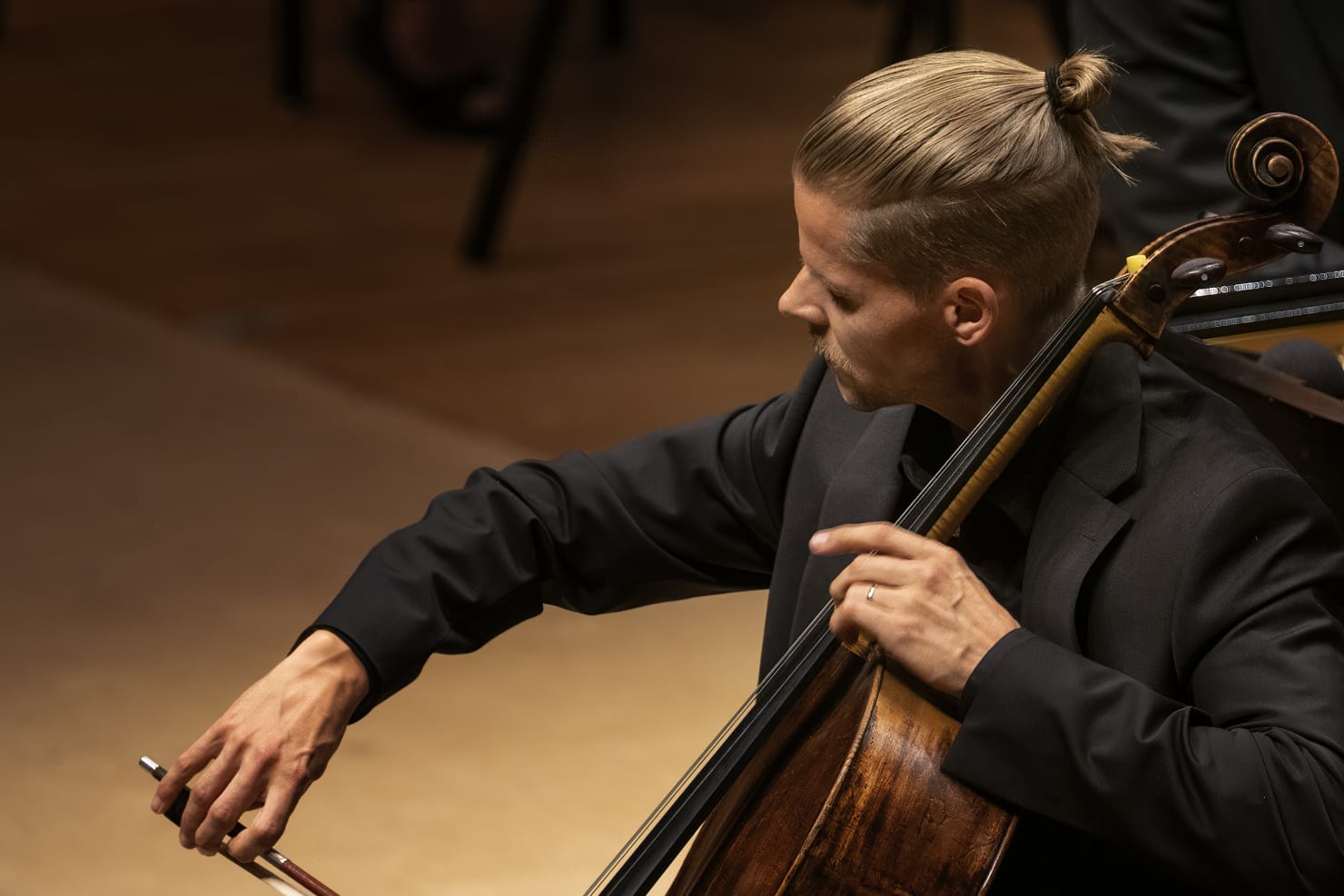 A close-up image of a cellist--Silver Ainomäe--playing the violin, his eyes shut