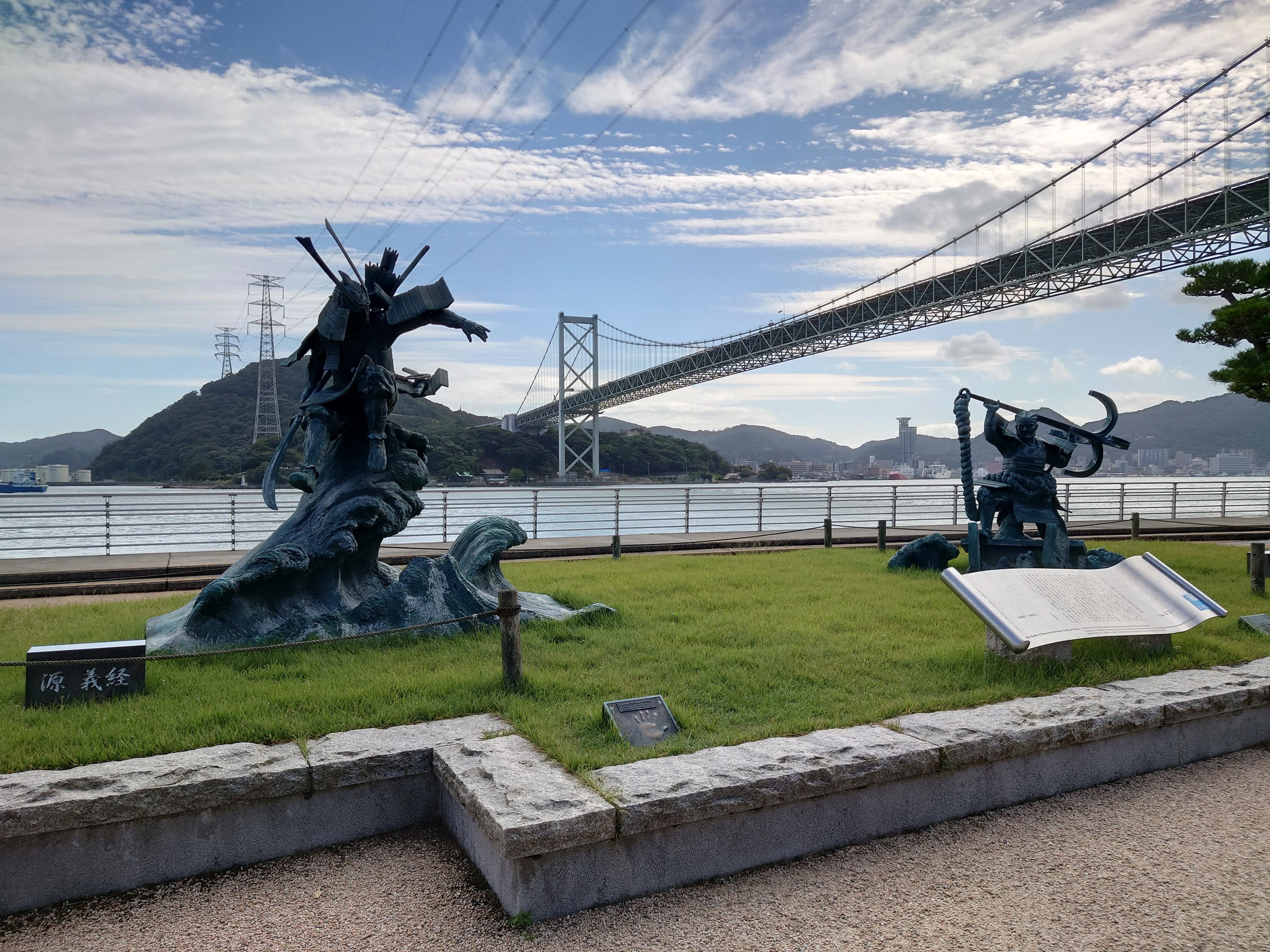 源義経と平知盛の像