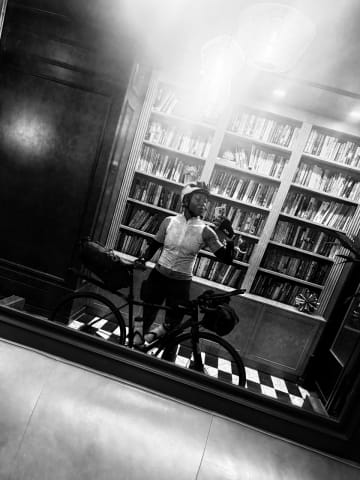 Pre-departure selfie in my apartment building's lobby