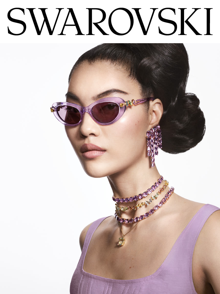 Kvinnlig modell med Swarovski-solglasögon