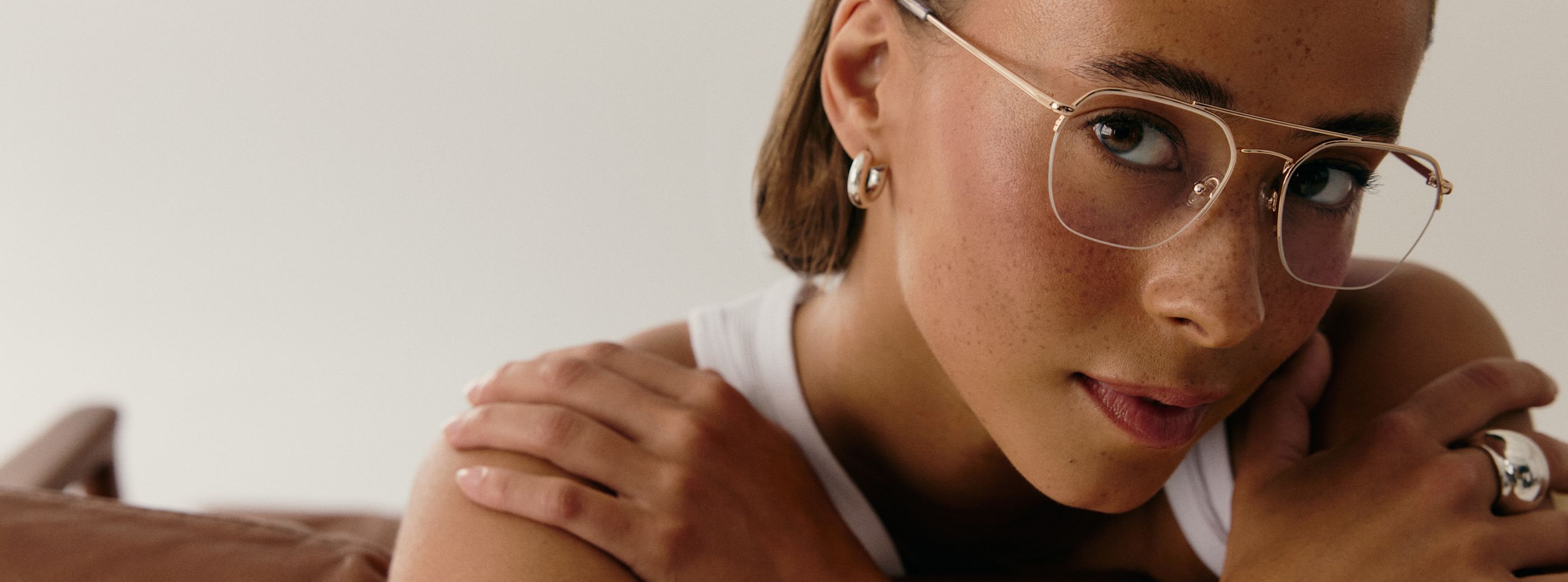 frau_mit_brille_gold